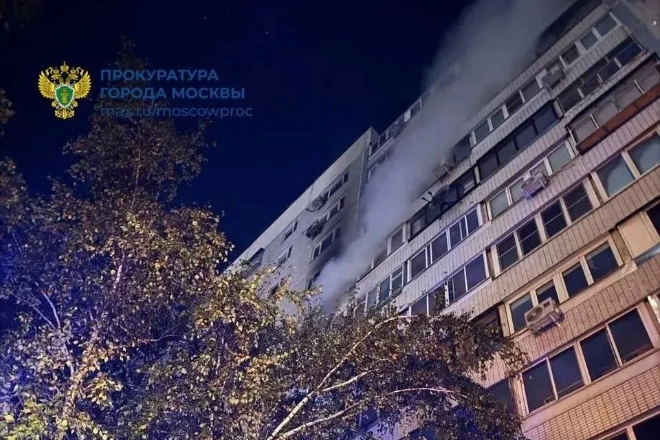 Женщина погибла, мужчина госпитализирован после пожара в Москве