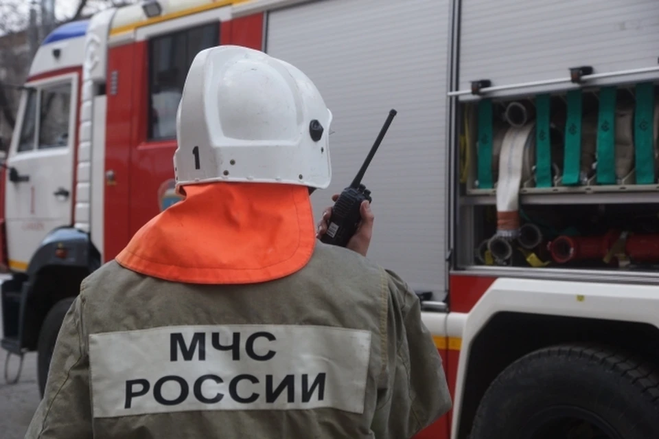 В Уфе тушат пожар на крыше двухэтажного дома.