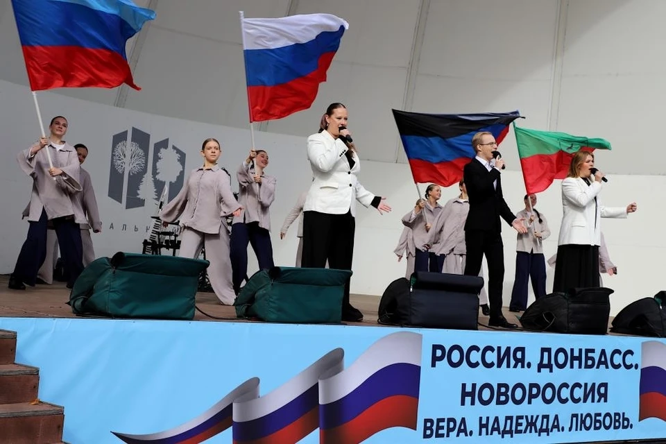 Праздник открылся патриотической композицией. Фото: Александра Федотова