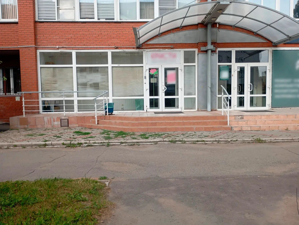 Козырек создавал неудобства для жильцов. Фото: Управление УФССП по Омской области