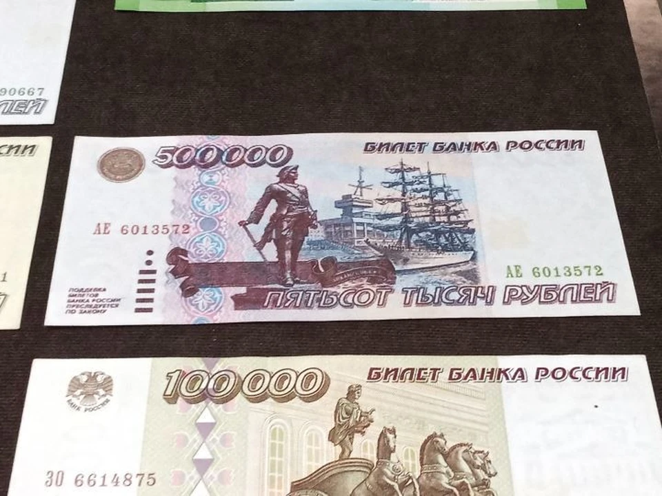 Суд посчитал, что банк законно отказал выдать вклад в долларах США, поскольку действовал в соответствии с требованиями Федеральных законов РФ