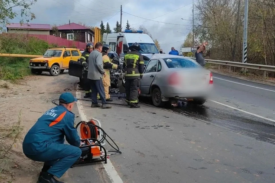 МЧС опубликовало кадры с места смертельного ДТП в Красных Баках.