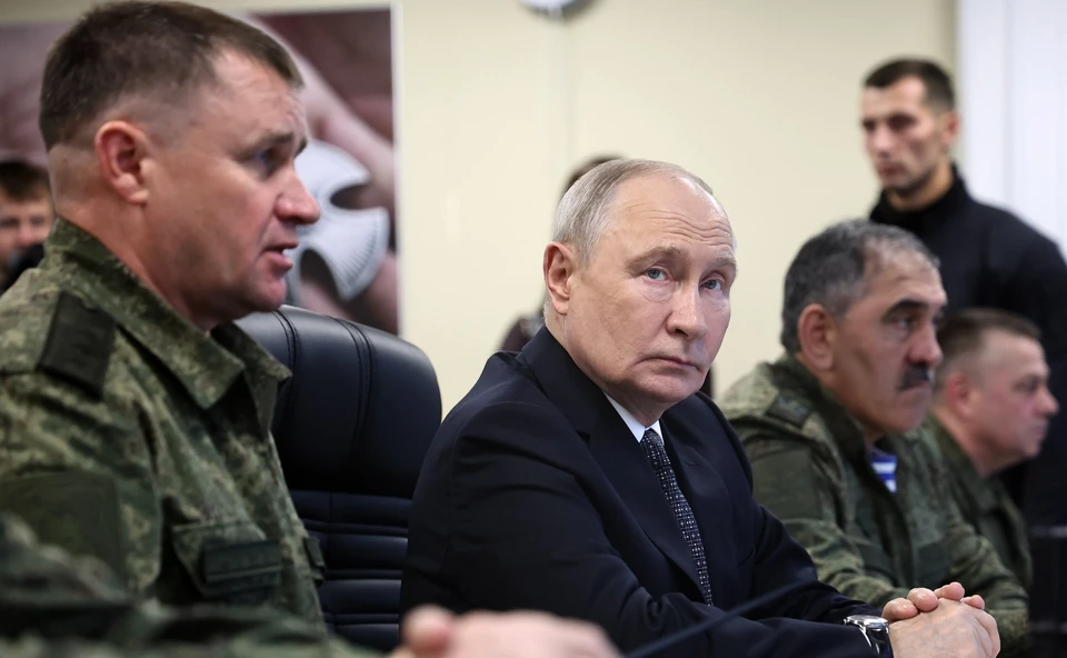Владимир Путин с главнокомандующим Сухопутными войсками Андреем Мордвичевым и заместителем министра обороны Юнус-Беком Евкуровым. Фото: kremlin.ru