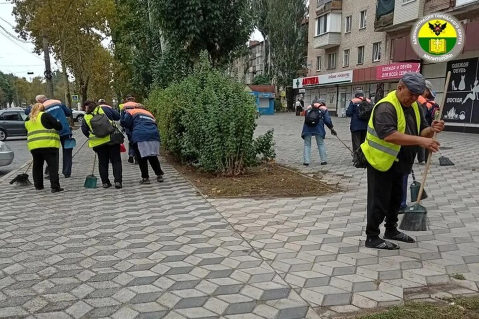 На проспекте 50-летия Победы провели субботник. Фото: администрация Мелитополя