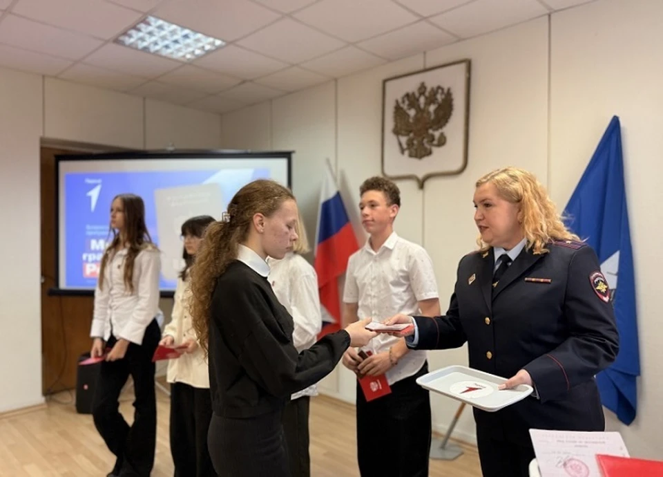 Паспорта вручили в торжественной обстановке. Фото: УМВД РФ по Ярославской области