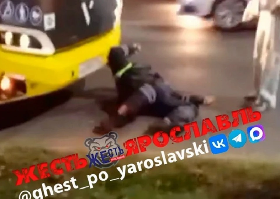 Полицейского ударило об автобус. Фото: телеграм-канал Жесть Ярославль
