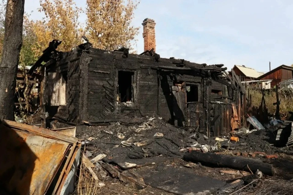 В Иркутске мужчина сжег дом после ссоры с жильцами.