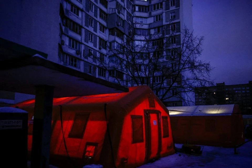 В Киеве полный блэкаут, света нет почти ни у кого: людям остались только темные улицы