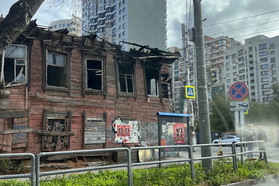В Минстрое заявили, что расселенные дома подлежат сносу из-за строительства метрополитена, а территории находятся под постоянным патрулированием. Фото: Честная Самара/ВКонтакте