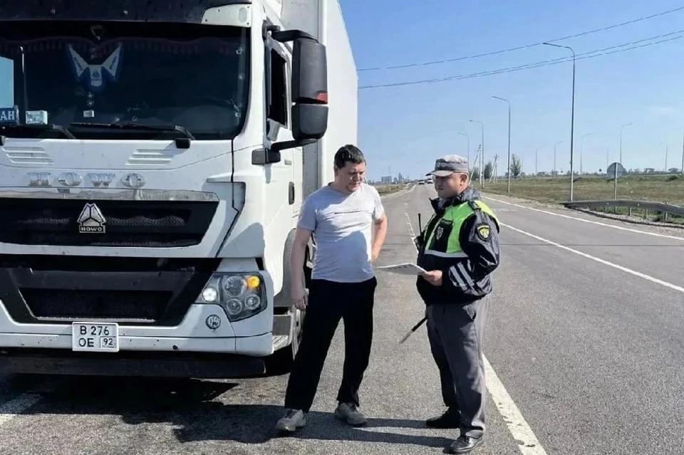 Инспекторы проверили, насколько корректно ведется путевая документация, соблюдается ли режим труда и отдыха водителей, а также наличие договоров фрахтования. Фото: Минтранс ДНР