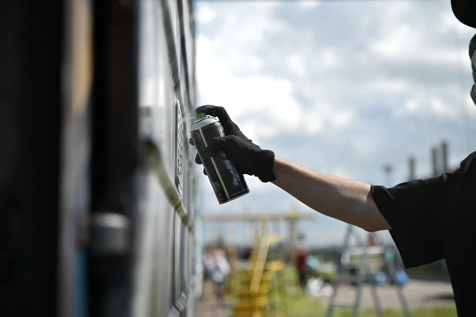 В Ростове полиция задержала мужчину за порчу плакатов с бойцами СВО.