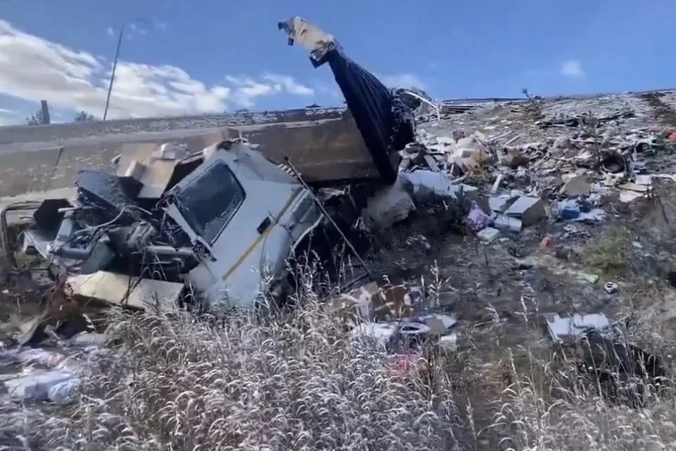 В Тулунском районе опрокинулся КАМАЗ с полуприцепом, водитель пострадал.