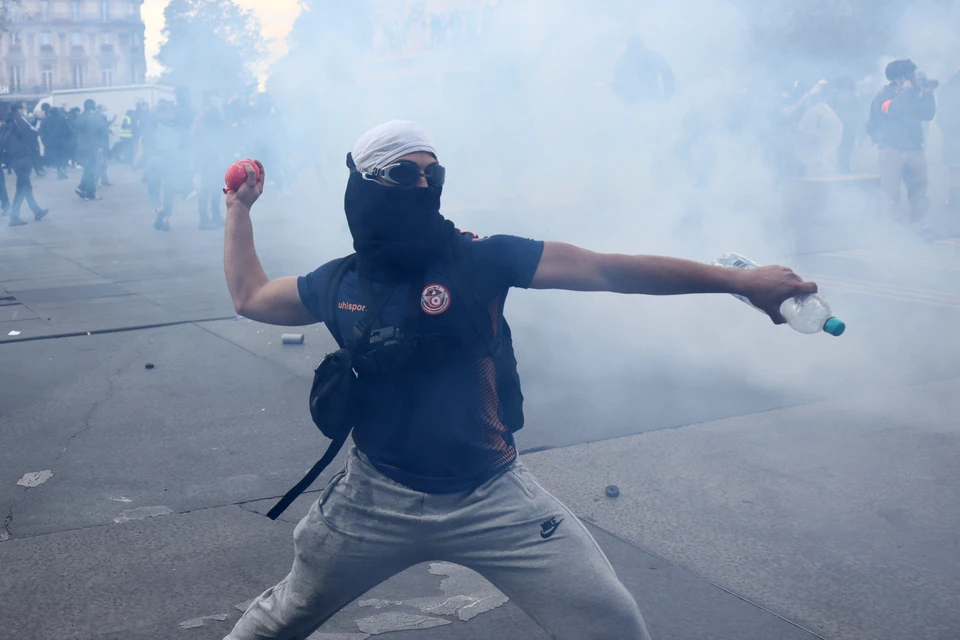 Участники протестов устроили погром в мэрии Марселя