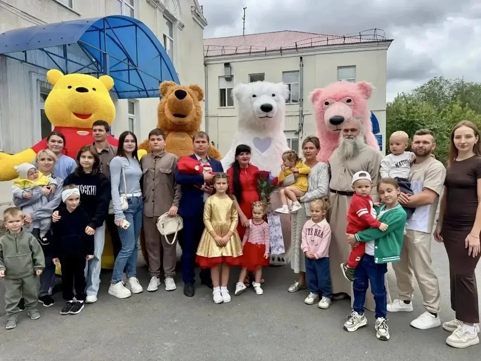 Евгений Солнцев поздравил мужчин семьи Кожеватовых и всех отцов Оренбуржья. Фото: правительство Оренбуржья