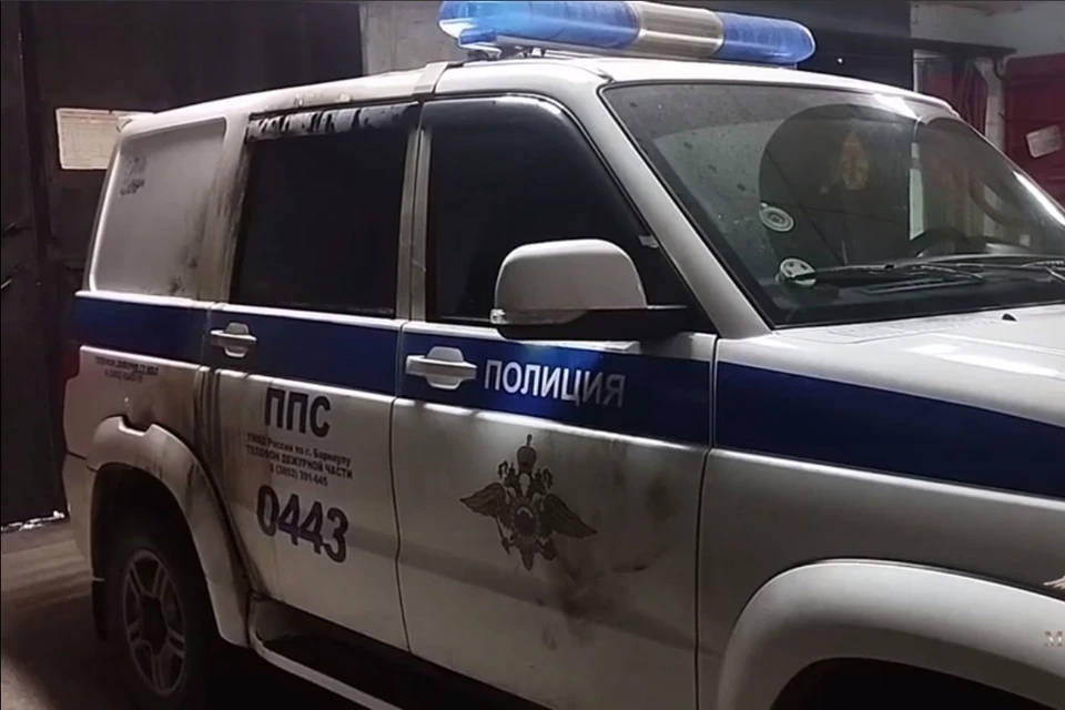 Молодой человек пытался поджечь автомобиль. Скриншот видео МВД России