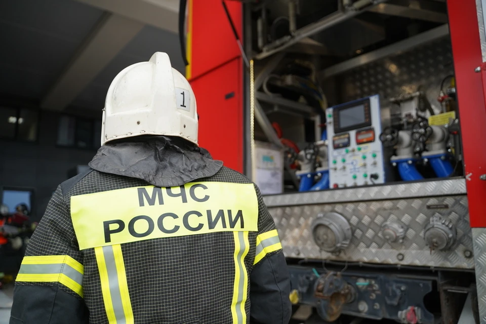 В Новосибирске пожарные расчеты выезжали на задымление в общежитии.