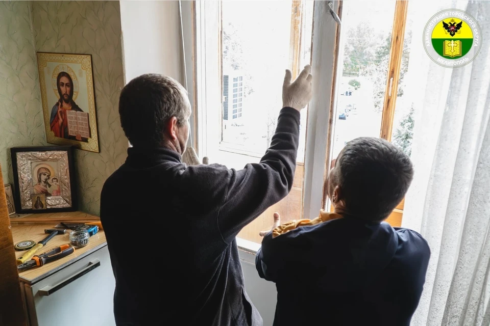 После обстрела ВСУ в домах Мелитополя вставляют стекла. Фото: мэрия Мелитополя