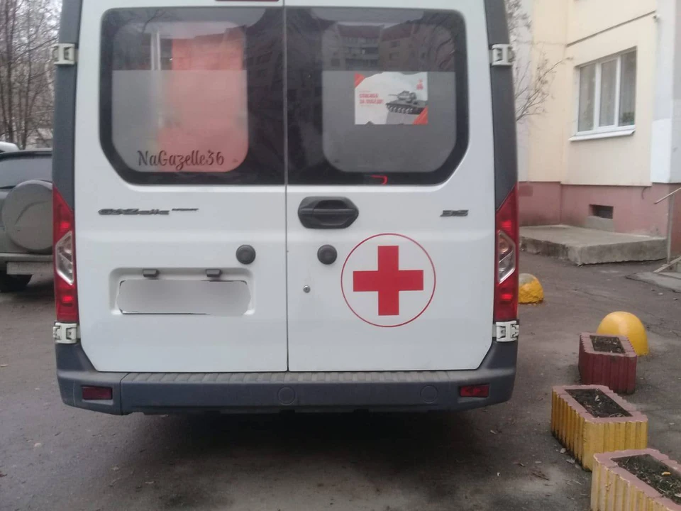 В городе Шебекино дрон атаковал микроавтобус. Мужчина и женщина получили ранения лица, рук и ног. Они доставлены в ЦРБ, где им оказывают необходимую помощь.