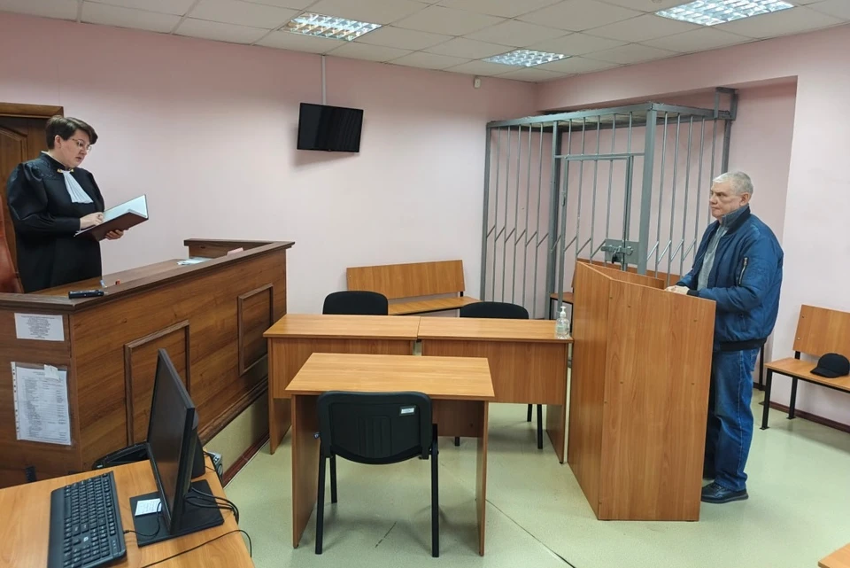 Из-за того что мужчина ходил в шортах, все увидели его экстремистские татуировки