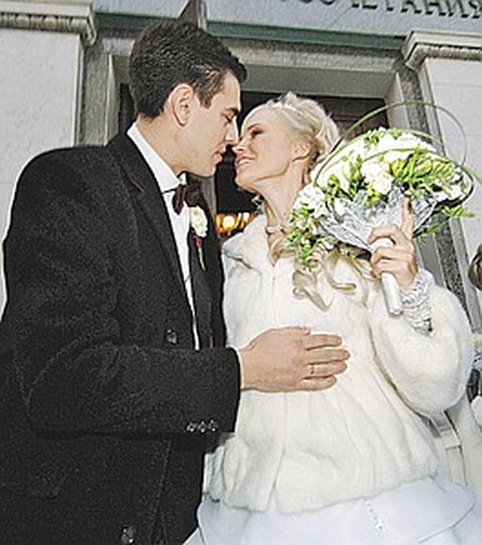 Во время свадебной церемонии Дима нежно положил руку на округлившийся животик жены.