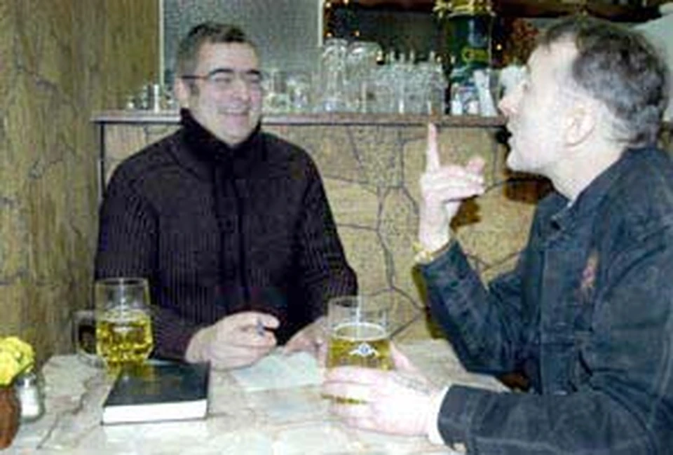 Автор словаря Алексей Плуцер-Сарно (слева) узнал много новых удивительных слов от нашего корреспондента Александра Мешкова.