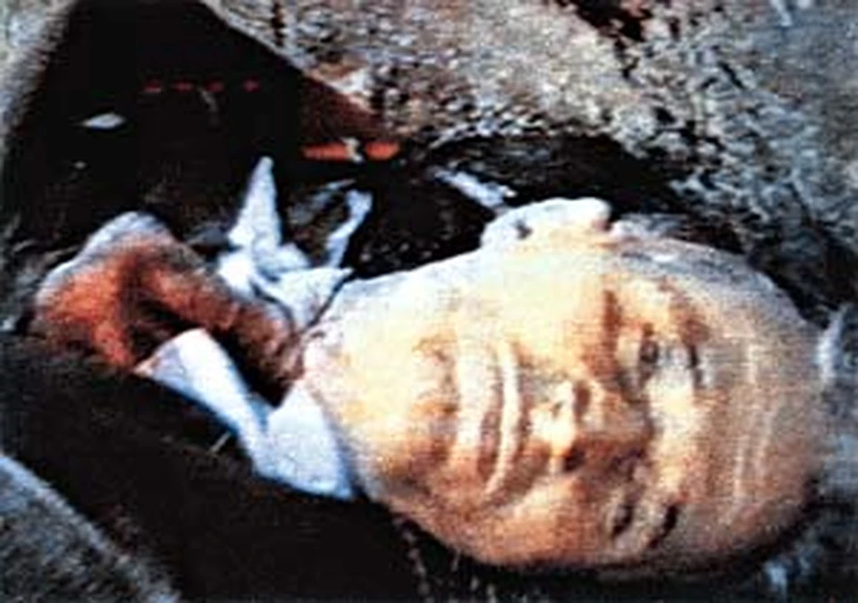 А вот это не фотомонтаж, а реальный снимок расстрелянного Чаушеску.