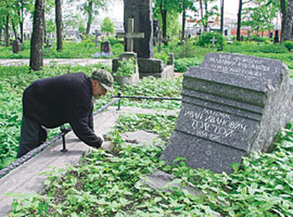 За надгробием пока ухаживают лишь случайные люди.