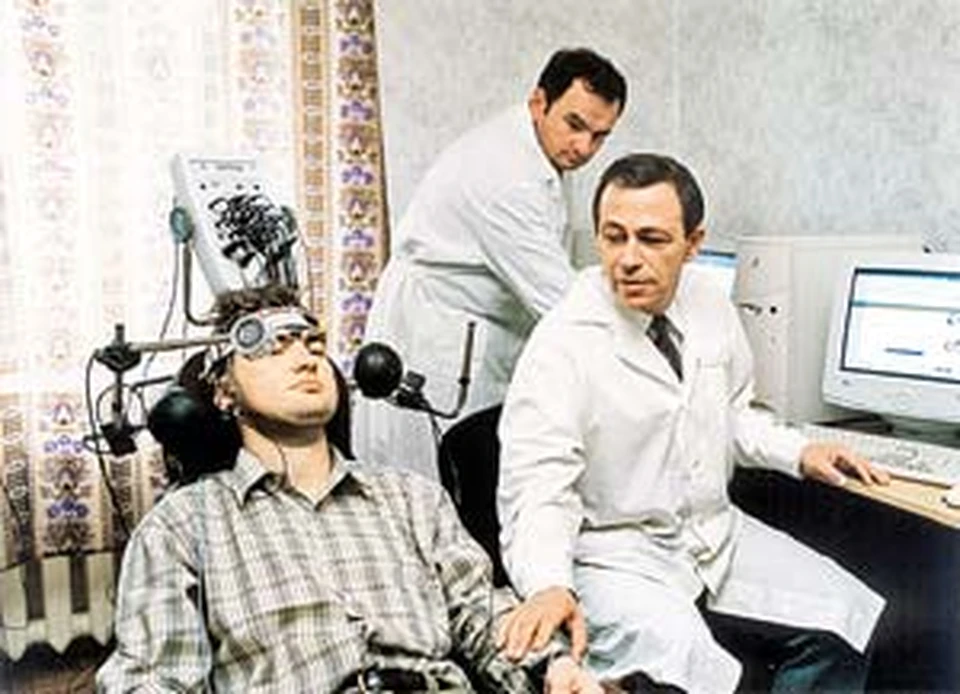 Профессор Звоников (справа) своей лаборатории проводит эксперименты, пытаясь разгадать тайну, как люди-«рентгены» видят.