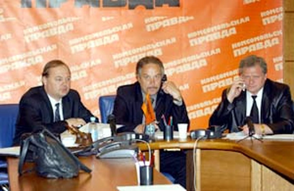 За полтора часа Анатолий Кужель, Николай Кузьмин и Александр Ивойлов (слева направо) ответили на сорок звонков читателей «КП».