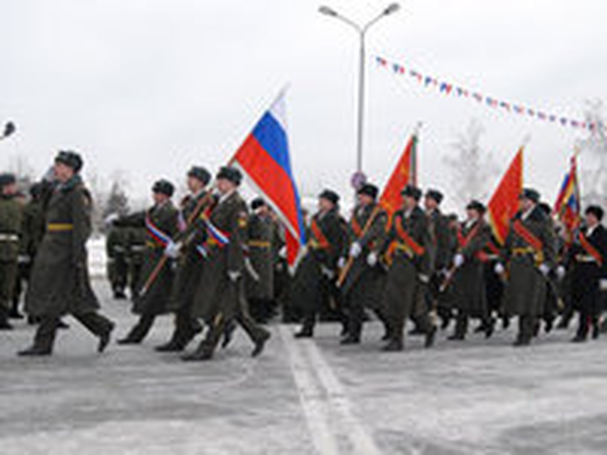 В Омске на праздничном параде военных было больше, чем зрителей - KP.RU