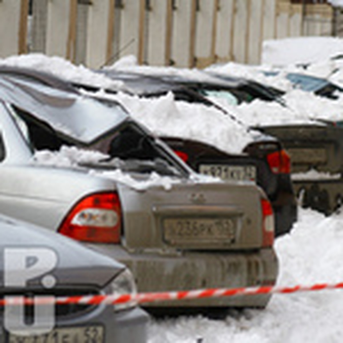 В центре Нижнего снежная лавина рухнула на припаркованные авто и задела  газовую трубу - KP.RU