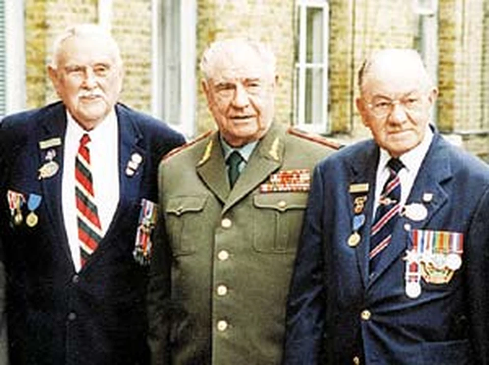 «Мы вместе дрались за Победу». Маршал Советского Союза Дмитрий Язов (в центре) с ветеранами союзных войск.