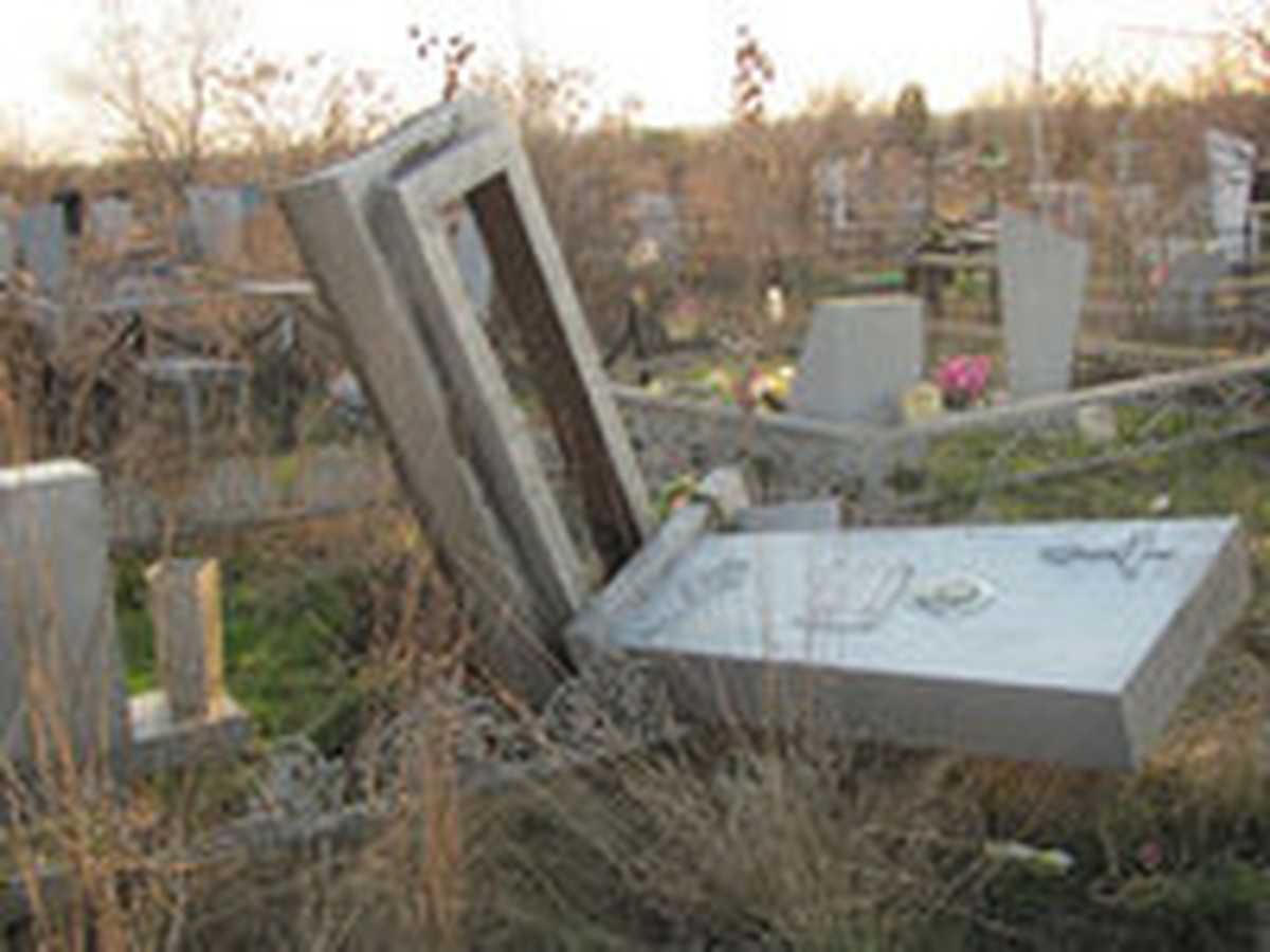 В Ростове-на-Дону на Северном кладбище разрушили могилы
