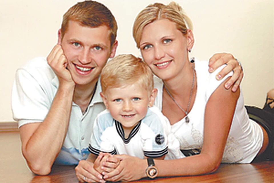 Ну чем не идеальная семья? Александр Еременко с женой Аней и старшим сыном Максимом