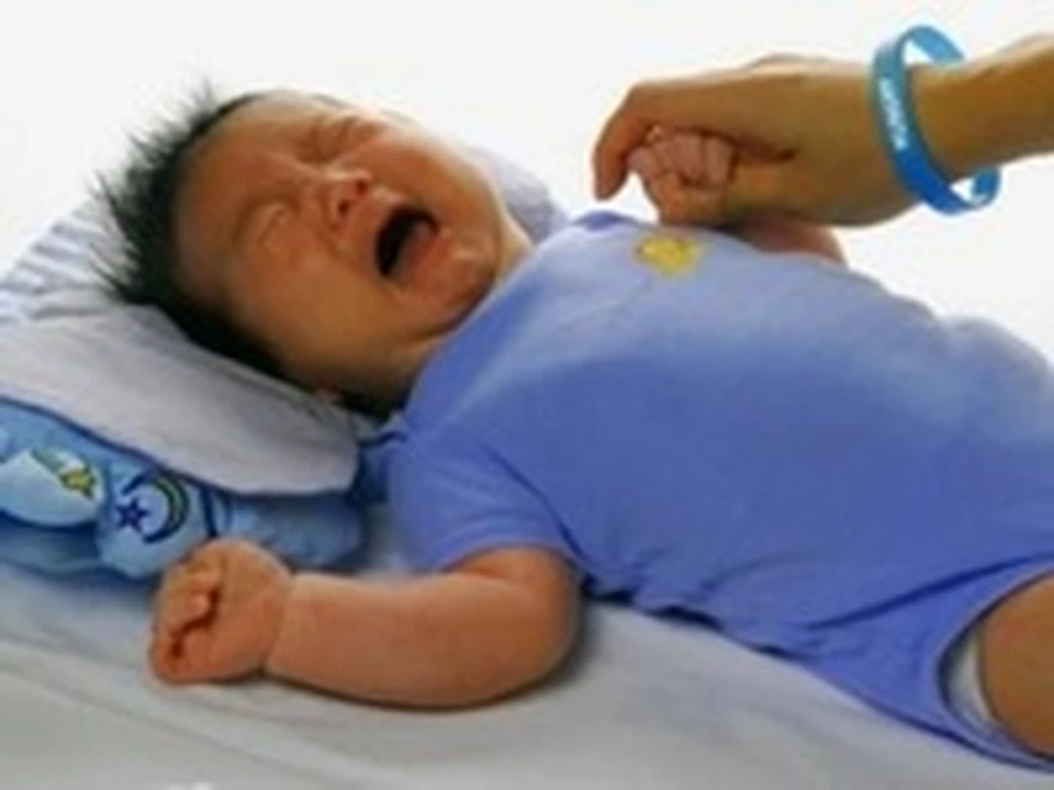 Ребенка болит живот месячных. Что такое колики у новорожденных. Младенческие колики. Болит животик у новорожденного.