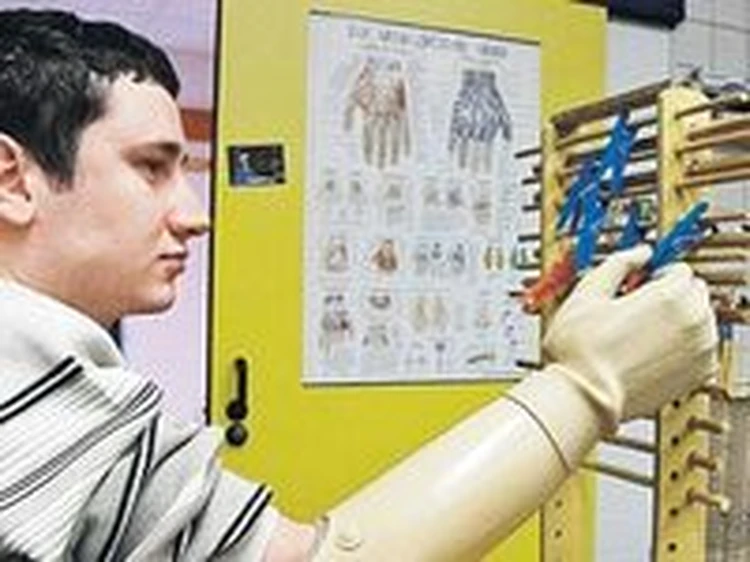 Парень, которому акула откусила руки, возвращается на работу