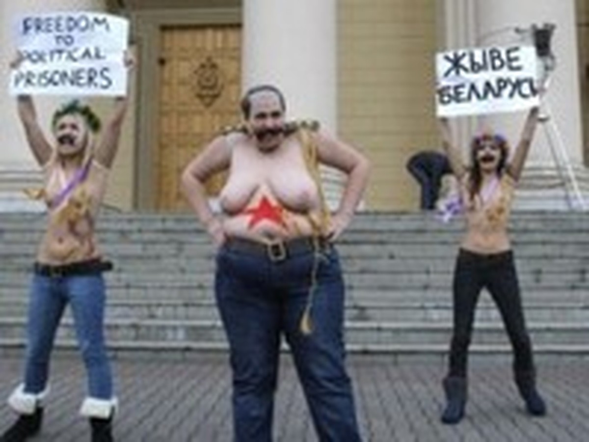 Голые девушки из Femen убежали от белорусской милиции - KP.RU