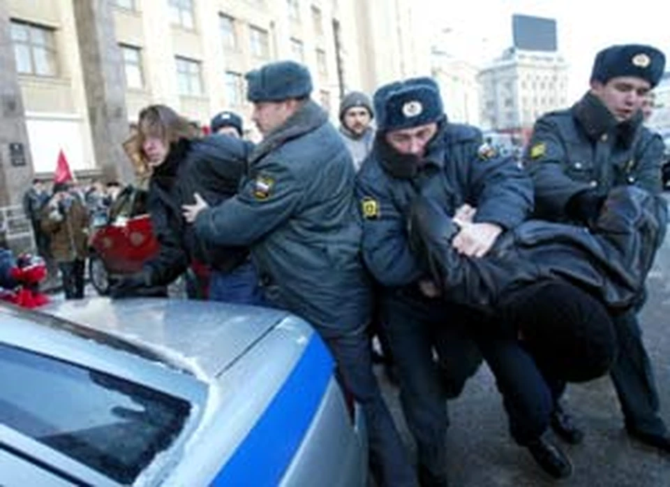 Вчера перед зданием Госдумы «ноябристы» схлестнулись с милиционерами-январистами.
