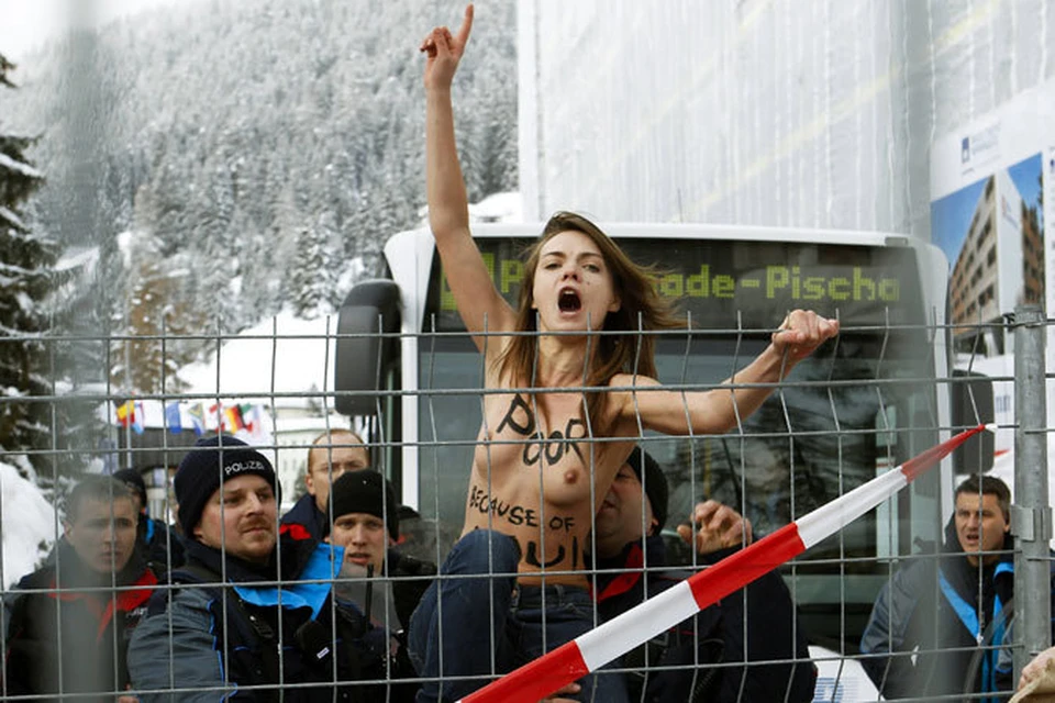 На Давосе активистки FEMEN показали грудь