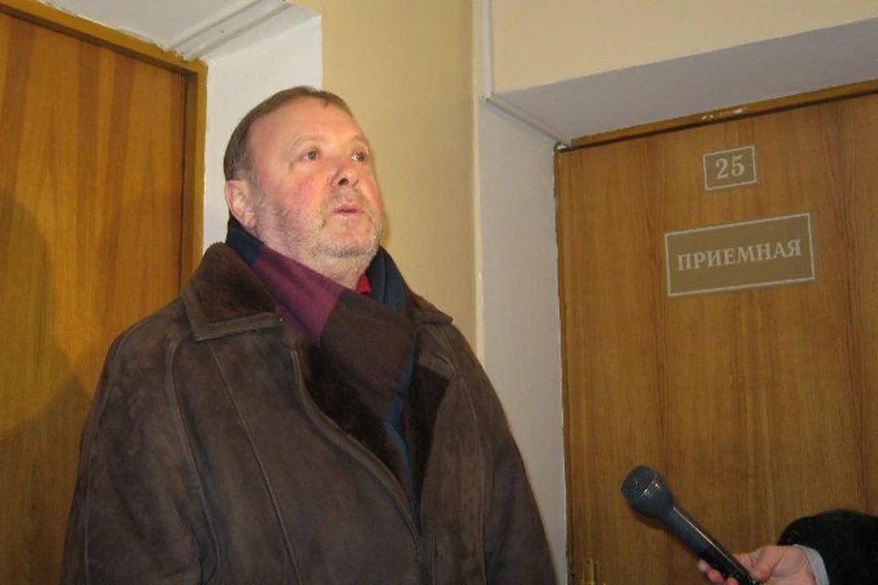 Владимир Боярский дал пресс-конференцию у закрытой двери своего кабинета