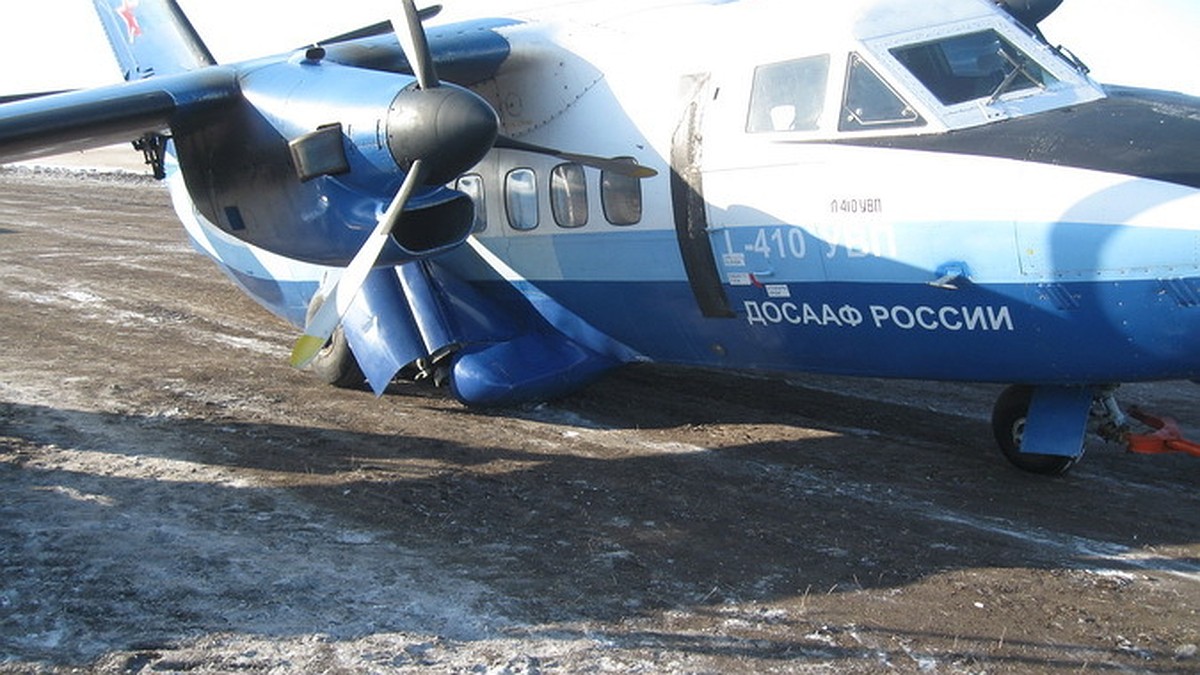 Самолет сел на крышу дома