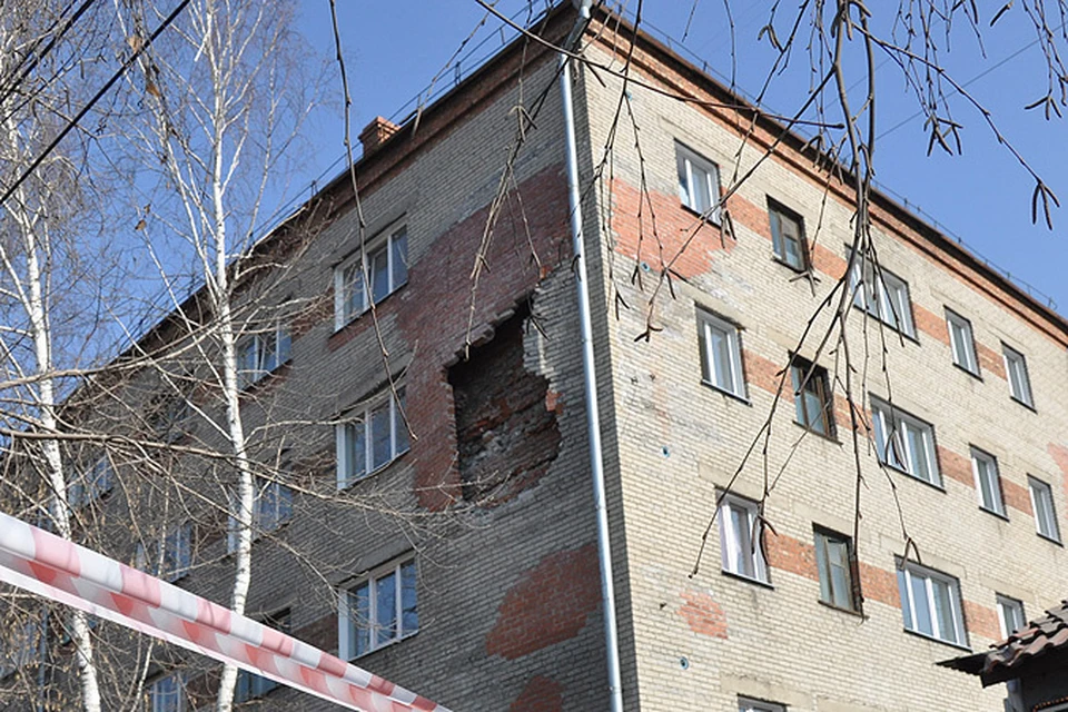 Участок под разломом уже оцепила полиция. А совсем скоро строители начнут строить обрушенную «заплатку» заново.