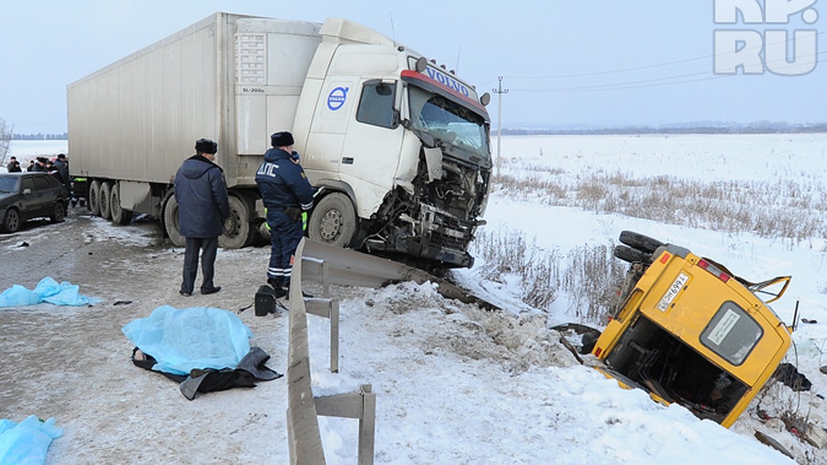 Жуткое ДТП под Пермью с пассажирской «Газелью»: Погибла 27-летняя женщина,  еще 11 человек, в том числе 4-летний ребенок, получили травмы - KP.RU