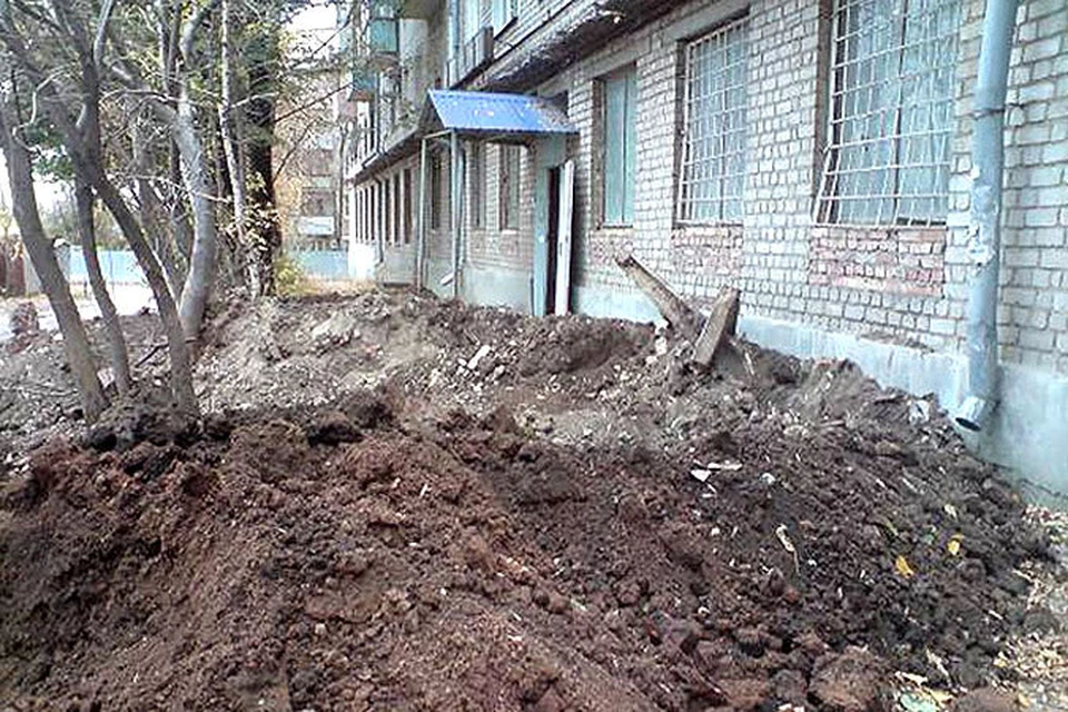 Осень возле дома красовались кучи земли