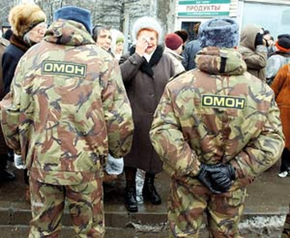 Омоновцы, сами лишившиеся льгот, блокируют пенсионеров в подмосковных Химках.