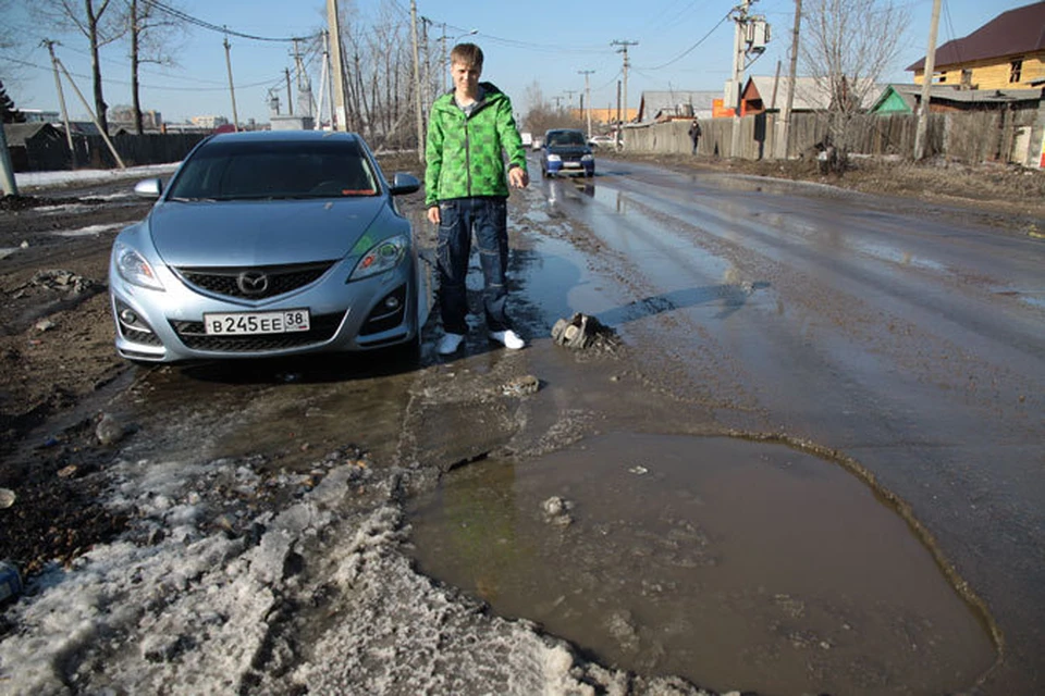Вот в такую яму угодил автомобиль иркутского водителя.
