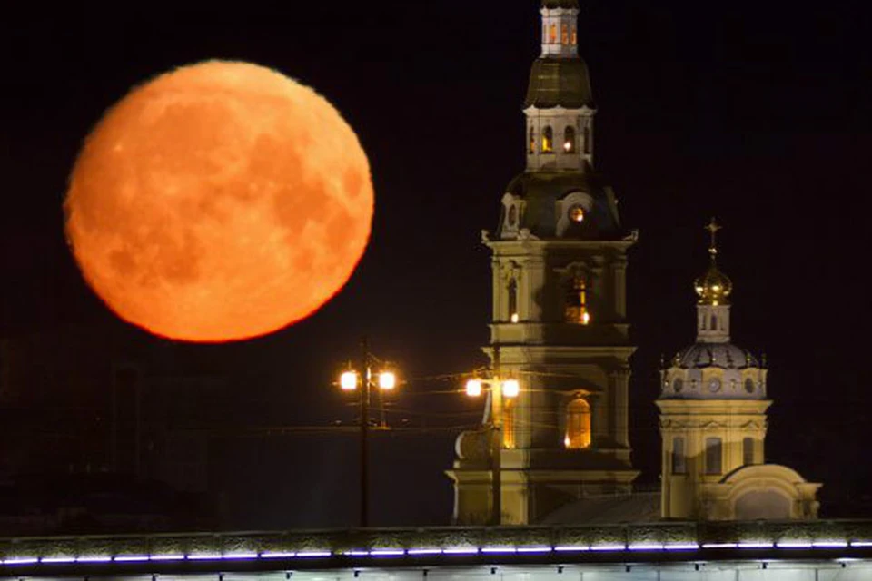 Санкт-Петербург. Петропавловский собор. Нереально огромная луна. И никакого монтажа!