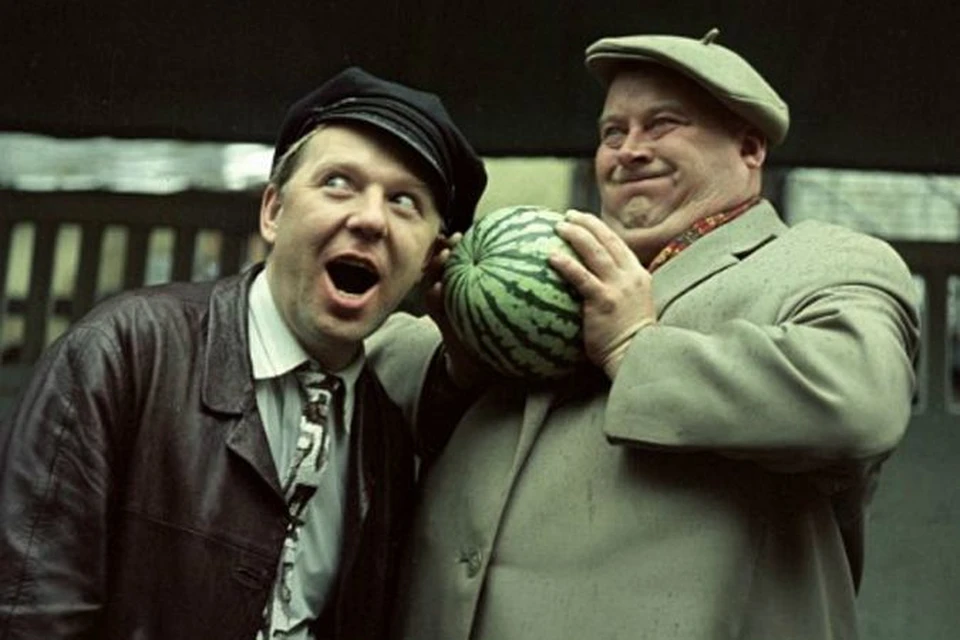 Евгений Александрович и в жизни любил пошутить. На фото он (справа) с клоуном Олегом Поповым выбирают арбуз.