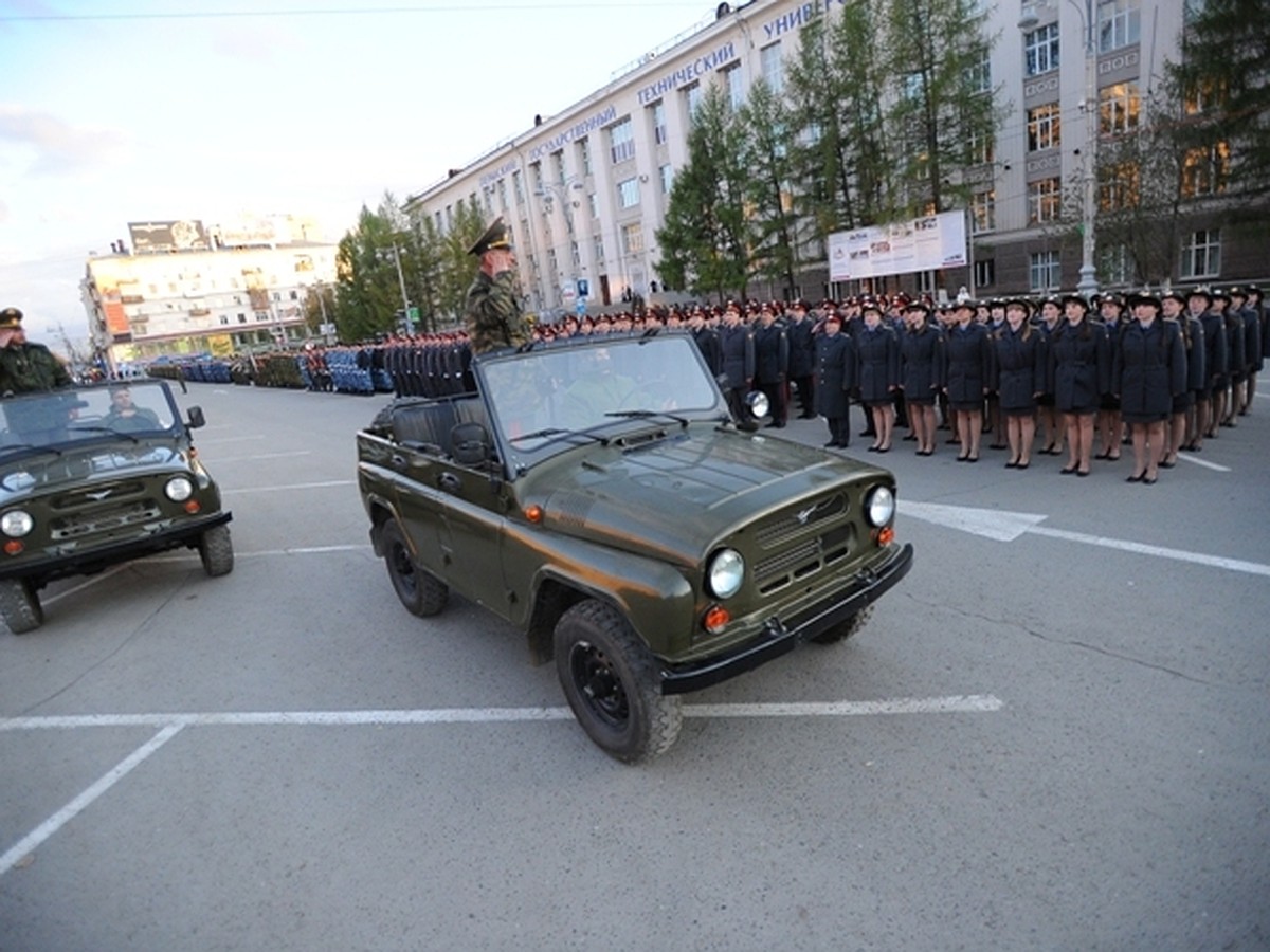 День Победы в Перми: Военный парад, полевая кухня и реконструкция боевой  жизни - KP.RU