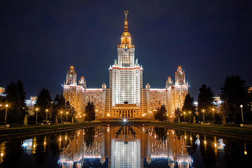 Новосибирский руфер Вадим Махоров, оказавшись недавно в Москве, устремился именно к этой пятиконечной красавице.